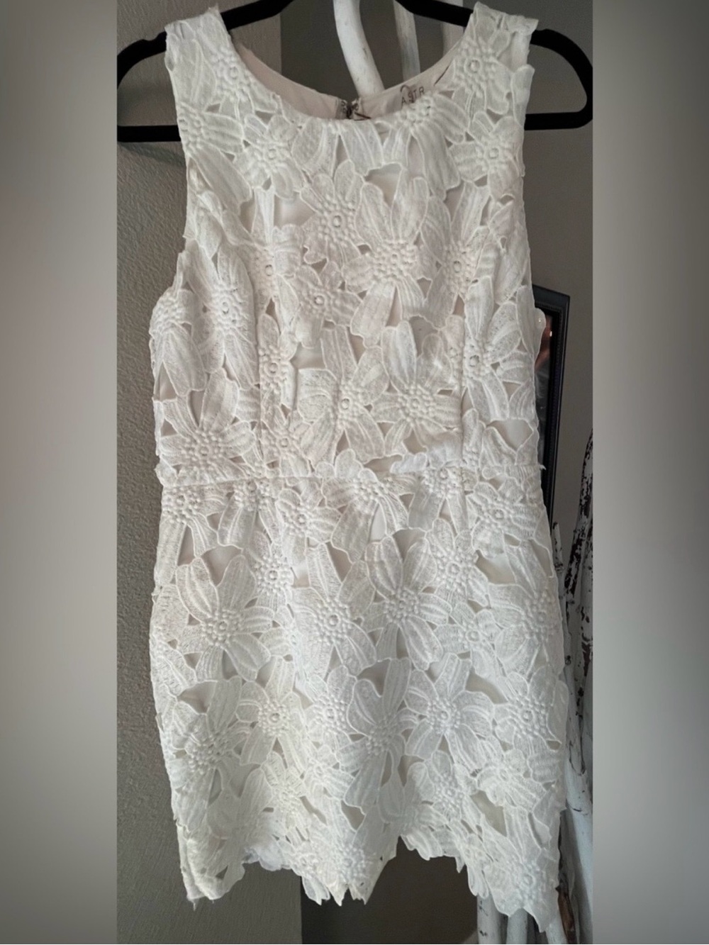 Beautiful Astr White Strapless Floral Lace Dress. Size Large - Picture 5 of 6